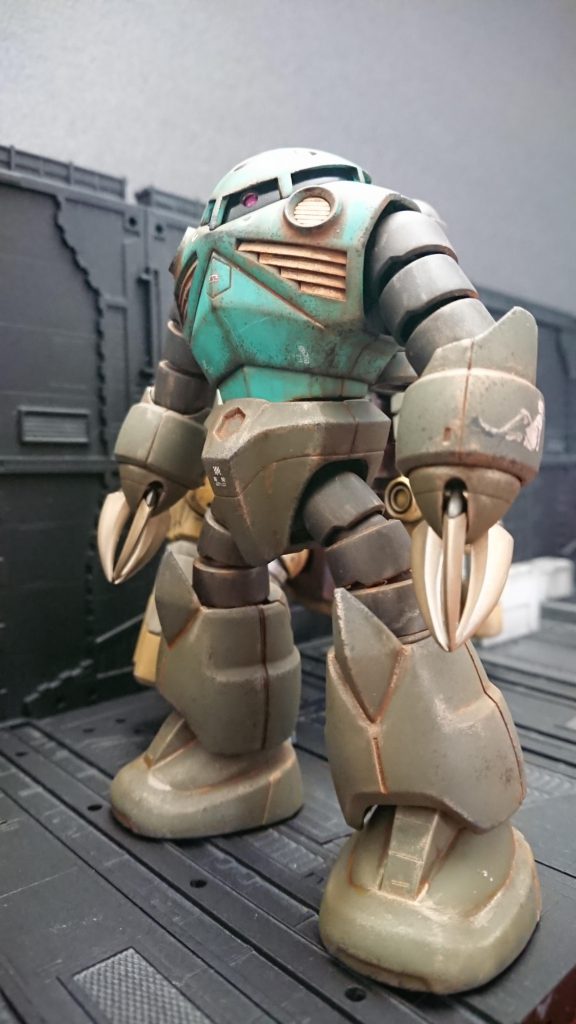 モノアイ部は穴明、金属ベースにテカテカモノアイを埋め込んでいます。アフターパーツを沢山出しているホビー何とかだったと思います...