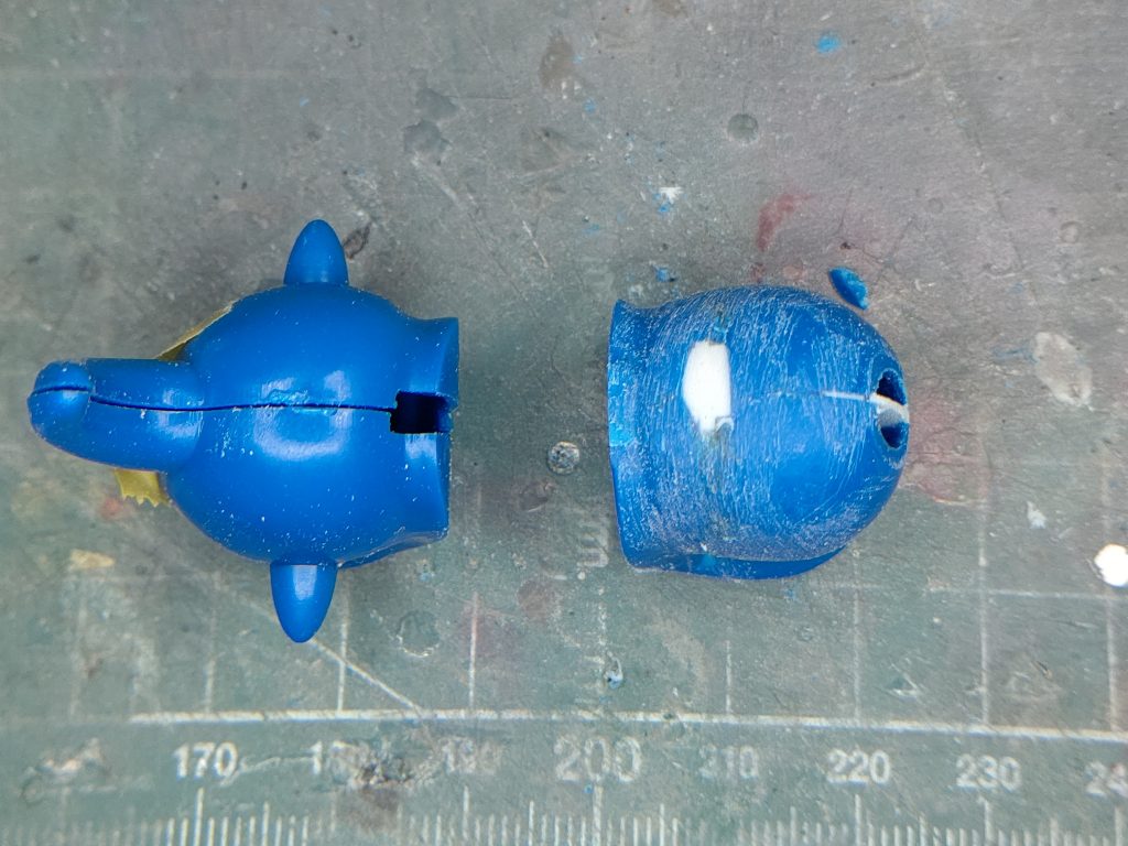 肩アーマーはまん丸くて大きすぎたので小型化しつつ胴体側の前後幅を広げて胸パーツに被せるようにしました。現物合わせ過ぎて説明不可ですw