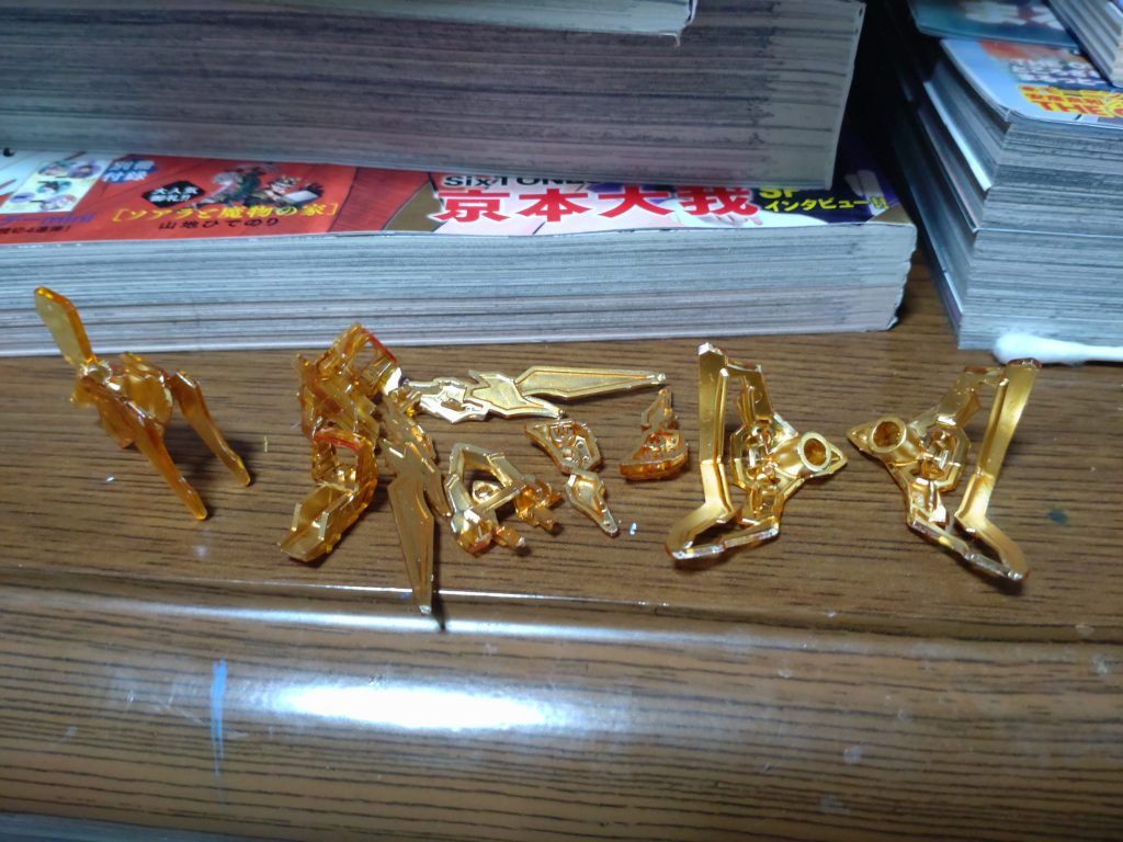 今回やることは、①一番くじの劉備のゴールドのクリアパーツの裏にイエローゴールドを塗って、表面からどれだけキレイに見えるか②ついでに新色の色を実際に目で見ること③塗膜の確認くらいっス一応、RG Hi-ν(週末に撮影予定)のツインアイに使って、どんな感じの色かの確認はしてたんスけど、塗った範囲があまりにも小さかったので……改めてこちらでそしてクリアパーツの裏側に塗った様子がコチラ↑。とってもキレーこれは今朝仕事に出る前に塗ったもので、先程帰宅、塗料の乾燥を確認、本体に取り付けてみたっス