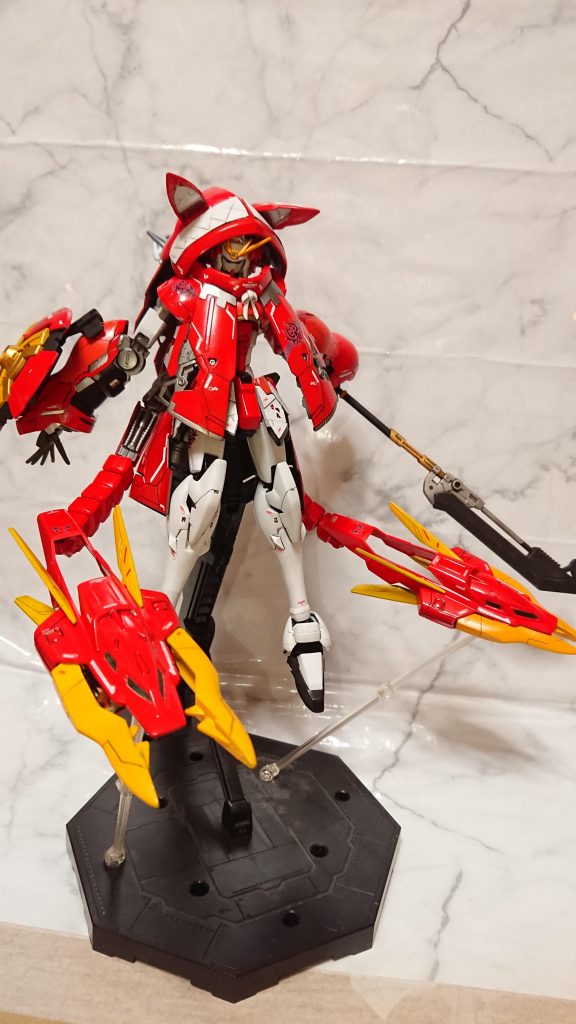 デスサイズルナの姉妹機をつくりたくて[フード気にって赤ずきんやってみたかった😅]ガンダムナタクをベースに制作しました太陽を炎＝レッド塗装ナタクをそのまま生かしてルナ合わせてサザビーのパーツを使っています