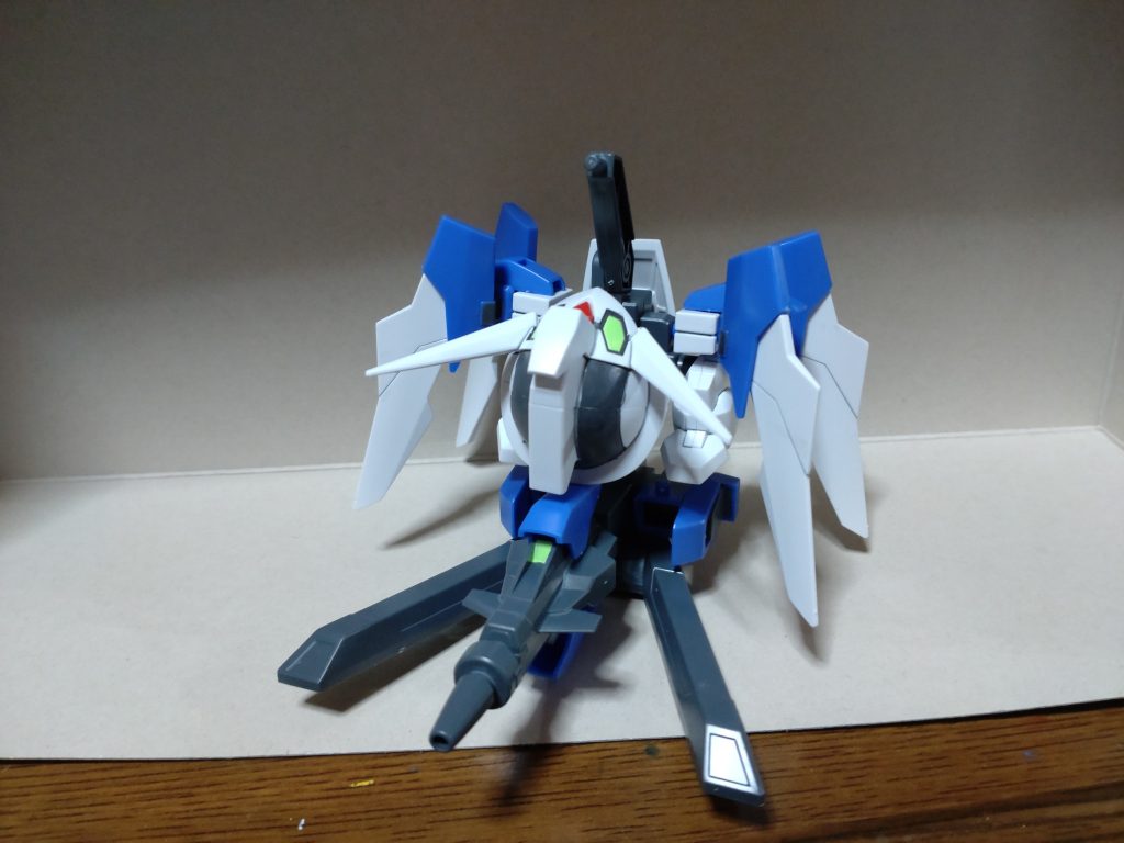 使わないウェアや頭部をスタンドに取り付け可能。ここら辺はSDらしさ全開だけど、HGでも使わないハンドパーツや変形用パーツをスタンドに取り付けるギミックはあったっスね