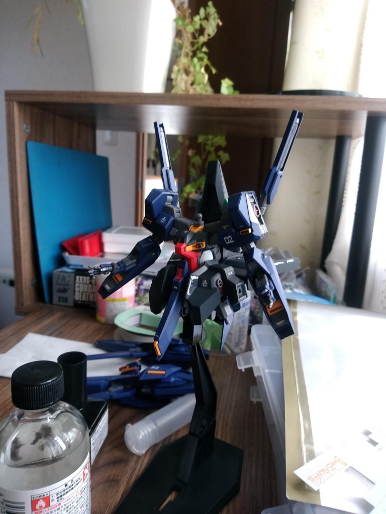 塗装してデカール貼っているところです。足なんて飾りです。塗装はクレオス水性塗料全パーツ下地にピンクサーフェイサー青:ティターンズブルー1と2赤:ガンダムカラーレッド黄:イエローオレンジ7+ガンダムカラーイエロー3 混色間接:グレーバイオレット、焼鉄色部分塗装:エナメル赤、黒