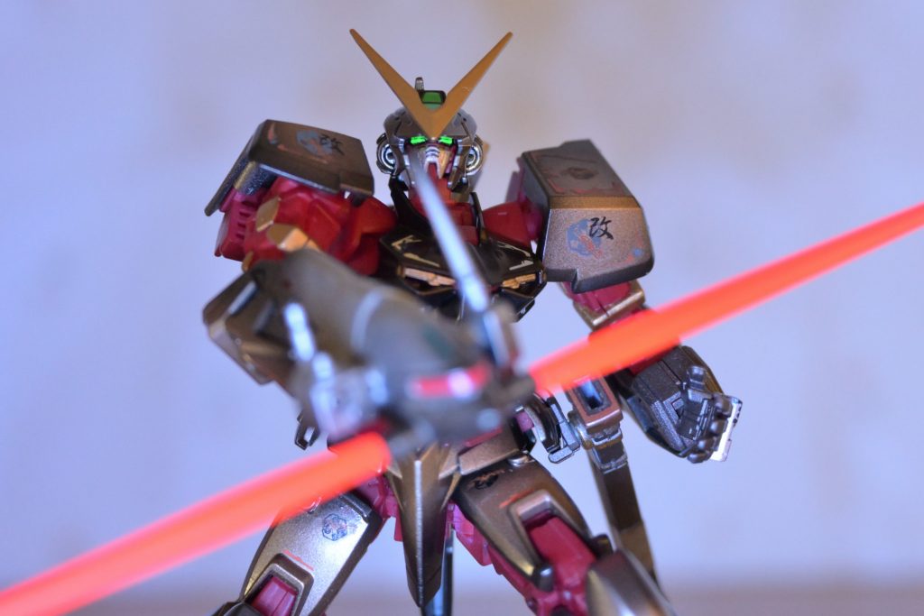 目とビームサーベルを蛍光色に塗ってあるので、UVライトに照らすと光ります。