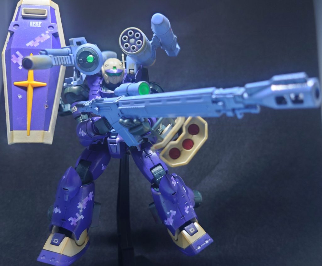 「鹵獲したジオンのMSから転用した対艦ライフル」っていう設定です。オリジン版シャアザクの対艦ライフルの砲身を詰めてコンパクトにしてみました。そもそもライフル組んだ時点で砲身が若干反っていたのが気にくわなくてお蔵入りしていたのですが上手く再利用出来ました。このシールドがサンボルっぽい構図が撮りたくって無理繰りサブアームくっつけました。またもUSBルーター大活躍(笑)