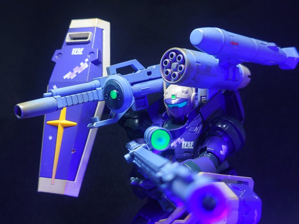 レジン加工用のUVライトをあててみました。スコープやカメラアイの発光具合が我ながらなんともエモい感じ…