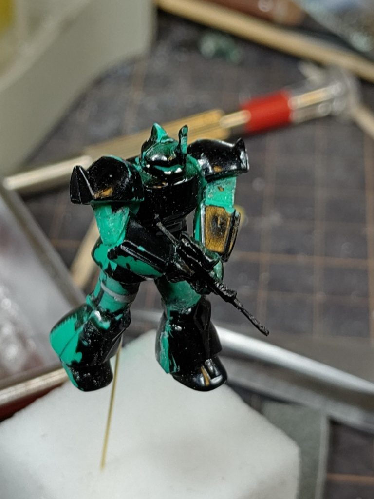 ゲルググは関節で切り刻んでヒートペンで溶かしたランナー詰めてポーズ変更しました。 