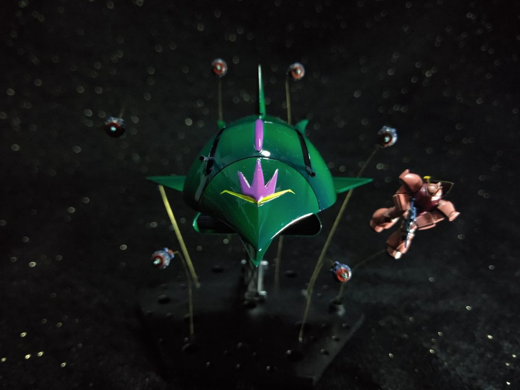 本体は無改造。後部の左右のツノ的な部分のみ前から見ても見えるように(キットのままでは見えない)曲げて調整しました。パワーでw吉本プラモ部の企画でプロモデラーのサクライ総統が紹介されていた塗装を試してみました。ほんとはもっとコントラスト強めなのですが、そのままではエルメスには合わなかったのでグラデの加減は調整しました。コンパウンドかけてモデリングワックス塗布して光沢仕上げです。