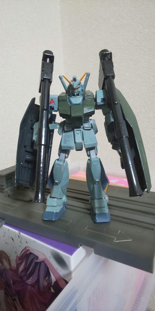 重量増加による機動性、反応速度の低下を嫌がるアムロがチョパムアーマーは最低限の装備に留めたんじゃないかと。