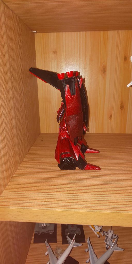 シールドはジムコマンドのモノを加工しました。脳内設定としては、予算不足でシールドバインダーの大型化はキャンセルされ、既存パーツの流用で製作されたと言うことで（＾＾；