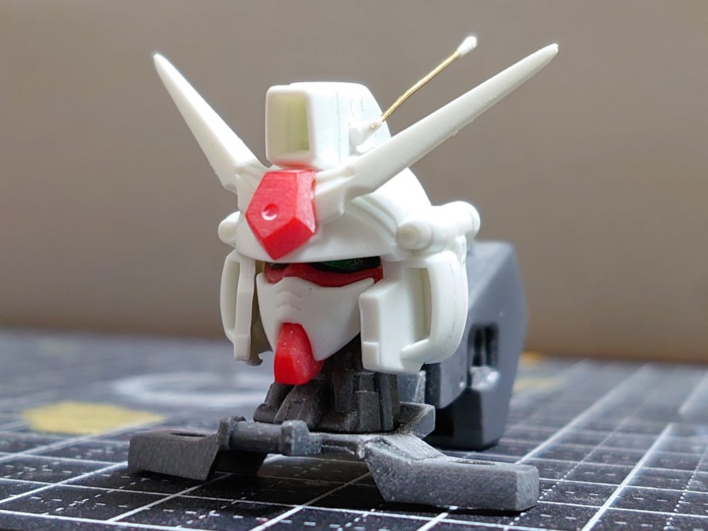 ヘルメットを末広がりになるようにドライヤーで温めて広げて合わせ目消し。段差はSSPを盛りました。サブアンテナは真鍮線に置き換え(画像は1mmですが、最終的に0.5mm径のものにしました)