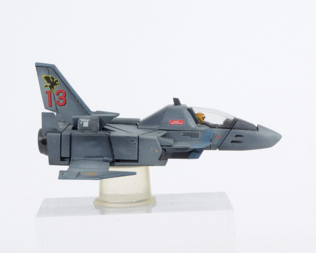 胴体に対し機首が長すぎる印象だったので機首を短く、胴体は追加の整流板等で長く見えるように改修。尾翼エンブレムは第13独立部隊(ホワイトベースのいるとこ)イメージでペガサスマーク。…たしかペガサスだったはず…たぶん。