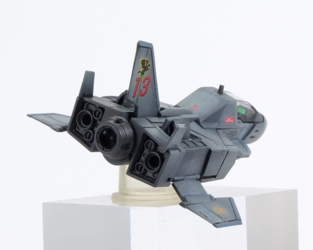 中央にエンジンを追加。翼もF-35っぽい形状にして取り付け位置も変えようと思ったがそこまでするとコアファイターと認識できなくなるのでちょいアレンジに留める。