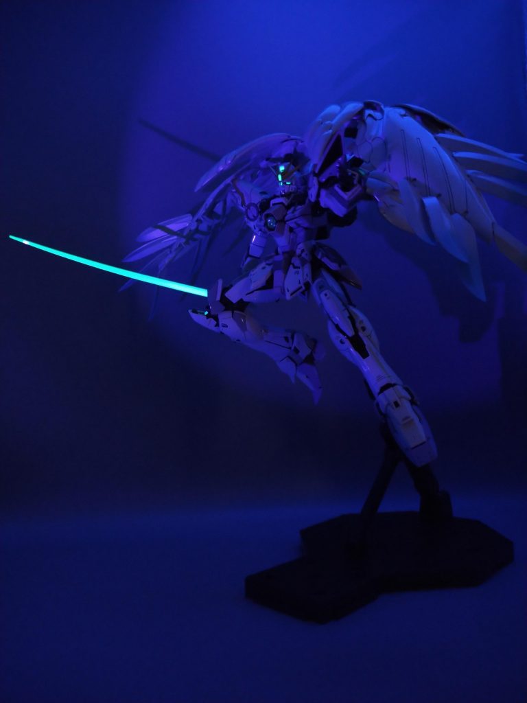 毎回ビームサーベルを蛍光塗料で塗装してるんですが　上手く写真が撮れなくて箱行きでしたが…今回はうまく撮れたかな( ･`д･´)