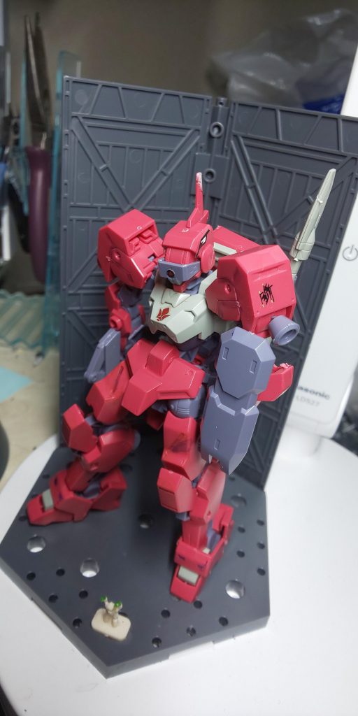 成形色が気に入ったので、アンテナの白のみ塗装