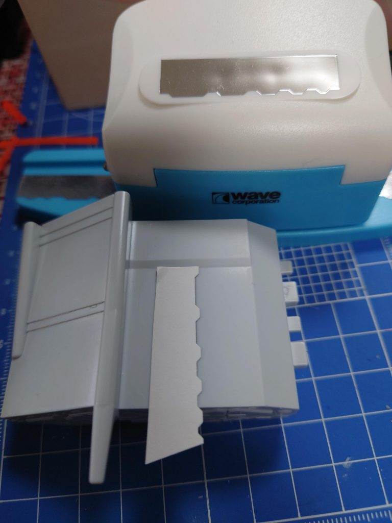 ウエーブのディティールパンチでプラバン切り出して貼り付けたりしてみました。