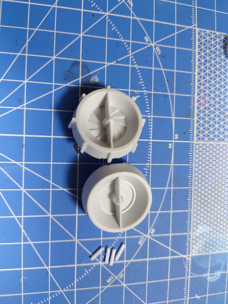 大型ジェネレーターは、プラ棒でディティールアップしました。