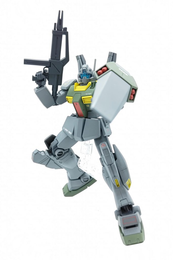 余ってて取っておいたジェガン用のビームライフル&シールドを、折角なのでカラーリングもあわせて塗装しました。ユニコーンでネェル・アーガマへの補給シーンで警戒する、ジェガンのビームライフルとシールドを装備するジムⅢのように、旧式機が近代化で最新武装を装備しているのは堪りません…