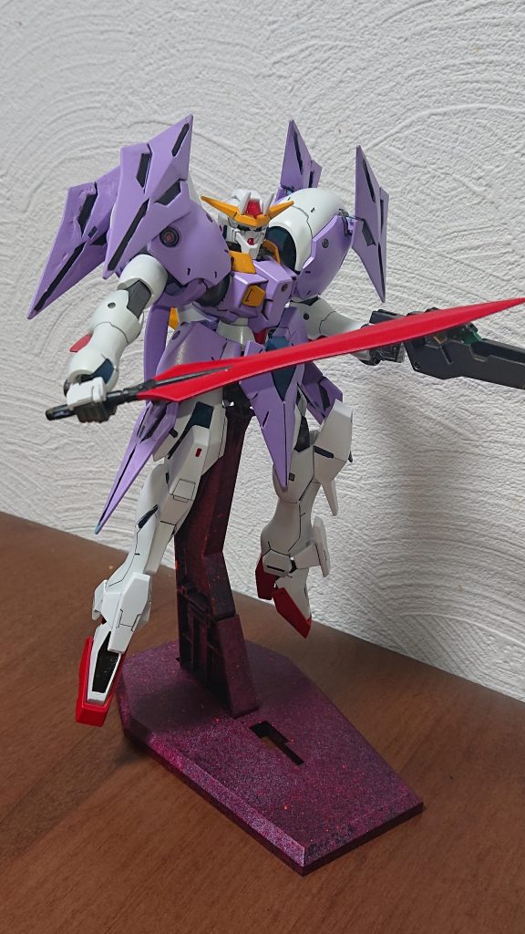 武装はGNビームライフル、GNヒートサーベル、GNビームサーベルファング、GNバルカン、GNカッターを装備