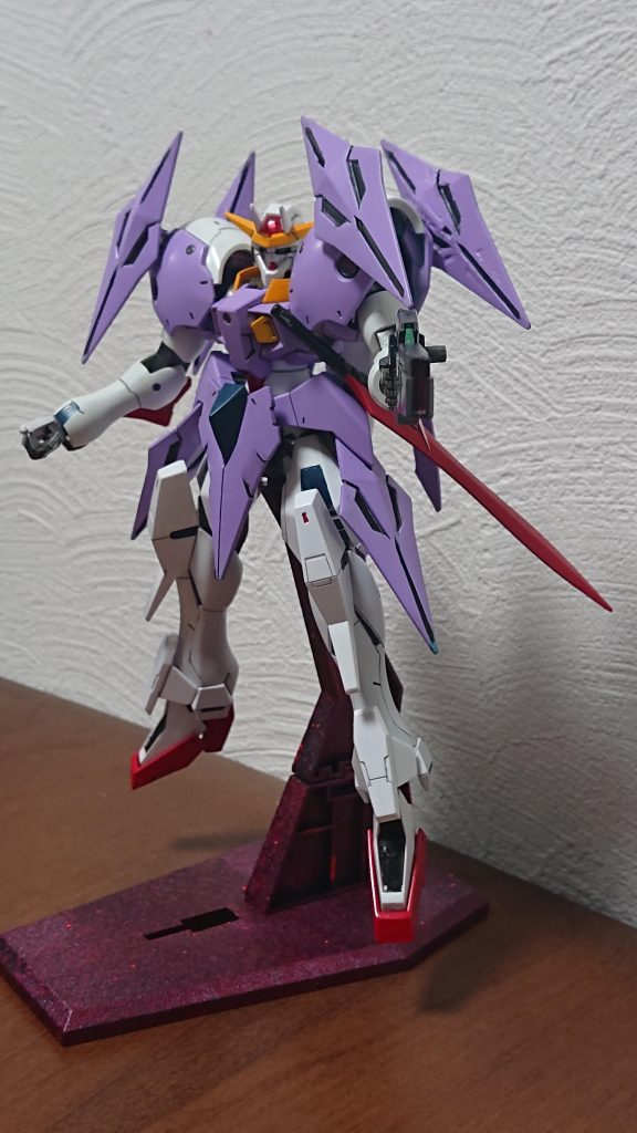 GNビームライフルを構えて武器は腰にマウントできるようにしました。