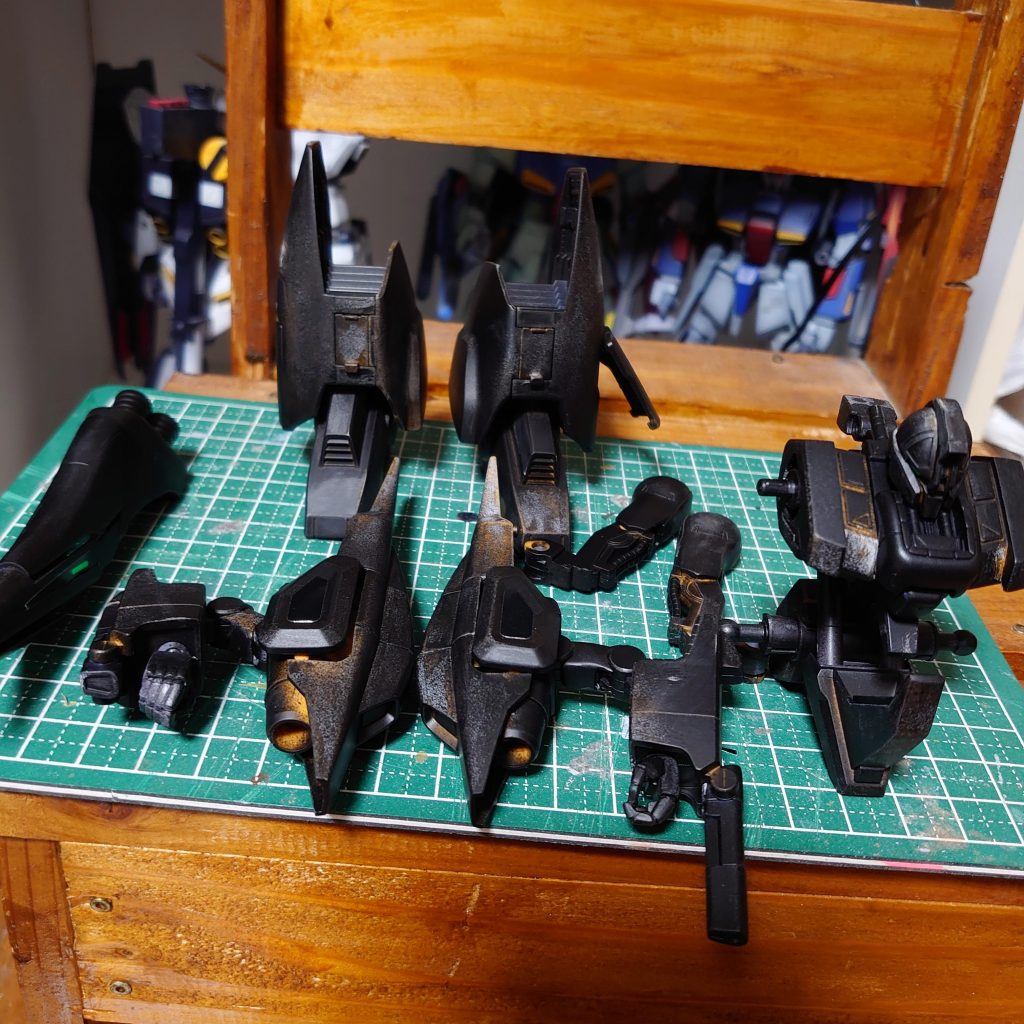 いつも表面処理を行い黒サフを吹いて塗装を行います。黄色のプラ形成なので間接内部は必ず黒かグレーを吹いてます。以外と目立つ部分には効果があると思います。