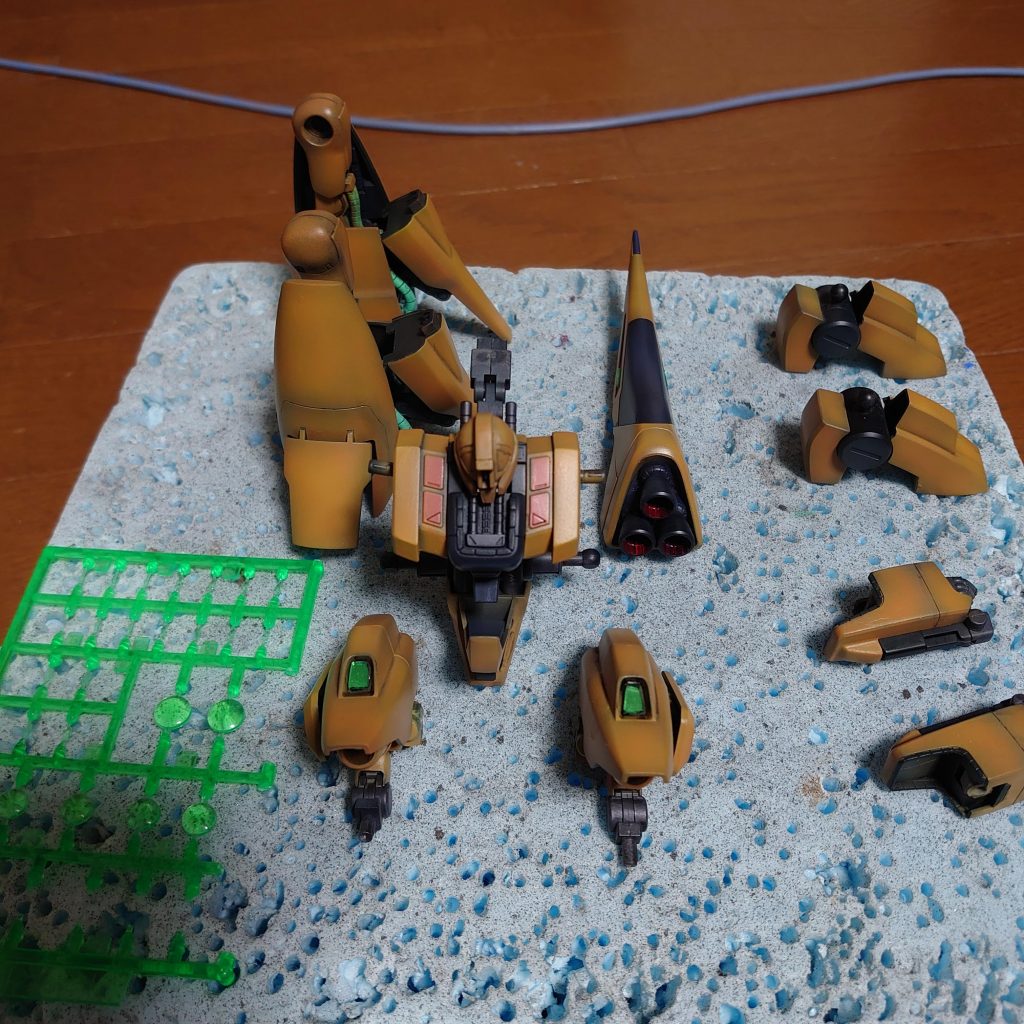 見えにくいですが片目はHアイズでガンダム風カメラアイにしています。肩センサーもクリアパーツ削り出しで貼り込み。