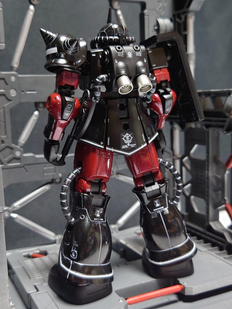本来の塗装は装甲の黒と赤は光沢、関節とパイプと武装は艶無し、足先はタイヤのイメージになるようにしたかったのですが、理想には程遠いかんじですね〜  またチャレンジしたいですな(￣▽￣;)