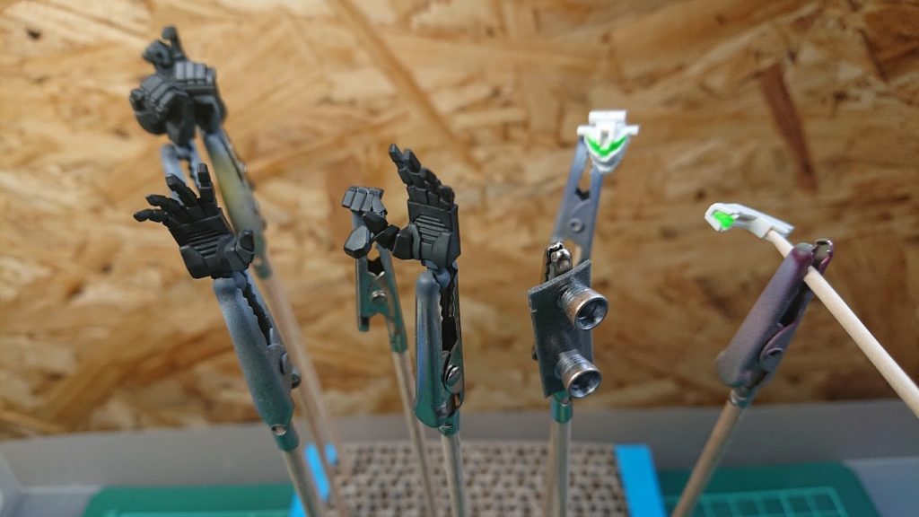 ハンドパーツはエナメルで全塗り、メインカメラ、アイは蛍光グリーン、バーニアはシルバーにゴールドをパフパフ。