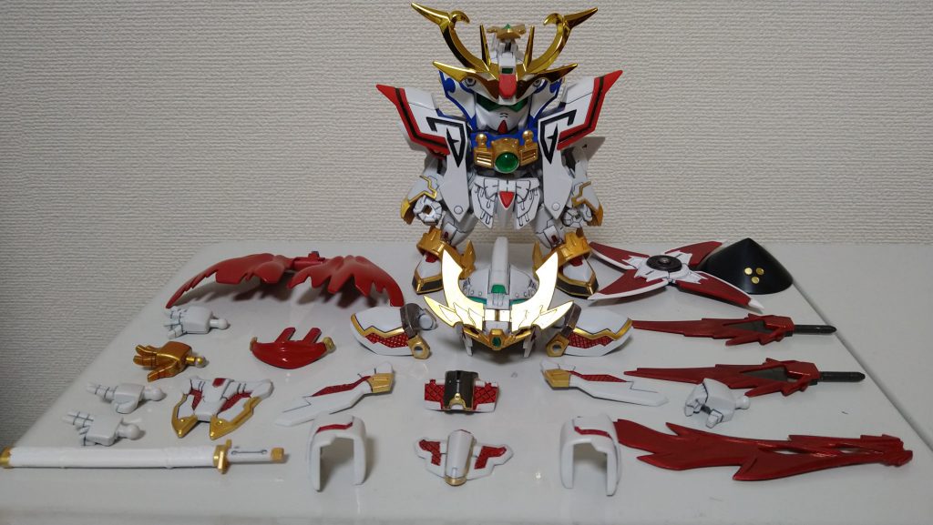 装備一式です。使った素材はRX-零丸、レジェンドBB騎士ユニコーン、レジェンドBB武者號斗丸、傘はレジェンドBB武者ガンダムから、鞘は某ジャンプ系刀シリーズの食玩からです。クロスシルエットフレームはホワイトのものに交換し、シルエットブースターを使用しています。本体と鎧にネオジム磁石を仕込んでいます。