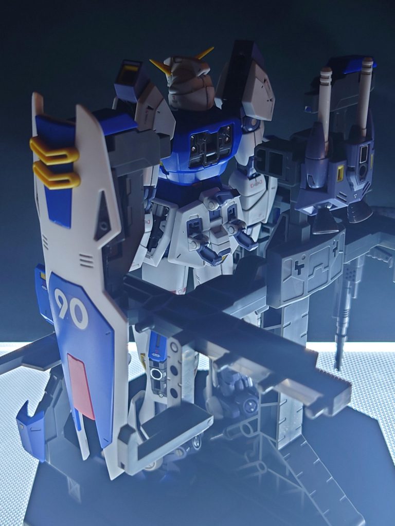 F90はハードポイントが特徴なので、メタルカラーを足して引き立ててあります。