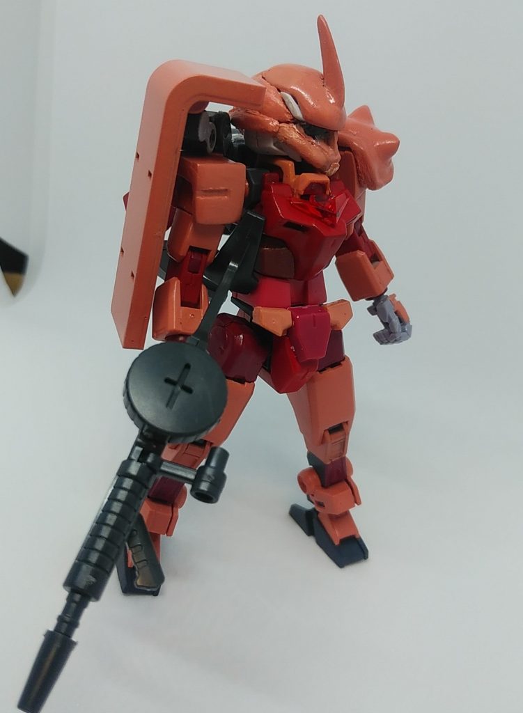 ザクマシンガンを持たせて見ました。ちょっと大きい感じがするので、縮めようかと迷ってます。