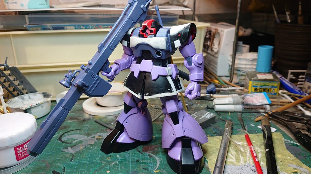 胸部の厚みを増し、腰回りの大型化、頭部の底面を削り込んで接続高さを下げ、接続軸の位置を後ろにずらして胴体に埋まっている感じに、そして肩の大型化などを行いました。