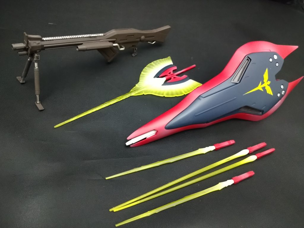 各種武器。サーベルとシールドはほぼサザビーですね。