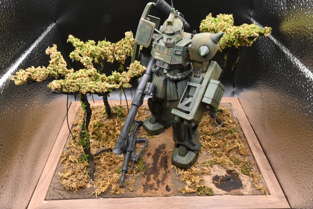 初めてジオラマ作成に挑戦しました。材料はほぼ１００均です。