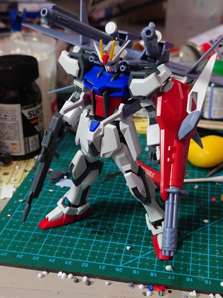 塗装前です盾だけそのままじゃ装備できなかったのでポリキャップを変えたりして接続できるようにしました。