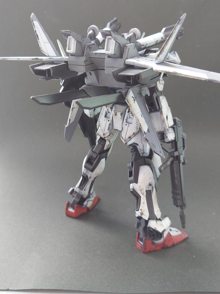 正面と後ろから古いキットから流用したパーツは色分けが甘い場所が多いのでマスキングでの塗り分けを行いました。ガトリングシールドの部分は中々キレイに塗れなかったのが反省ポイントです。iwspはボリュームがありながらも重すぎないためスタンドなしでも自立できるのが素立ち好きの自分にとってはすごくありがたいです笑今回は久しぶりにウェザリングで汚して仕上げてみました。汚し方もまだまだ未熟なので色々参考にしてうまくなりたいです。