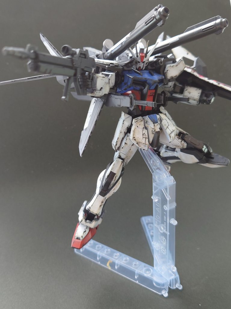 ビームライフルを構えてEGのストライクガンダムは武器が付いているのもありがたいポイントですね。地味に手の構造が初代ガンダムから変わって他のガンプラから武器を持ってきやすくなったのも遊びの幅が広がって満足度が高いです。