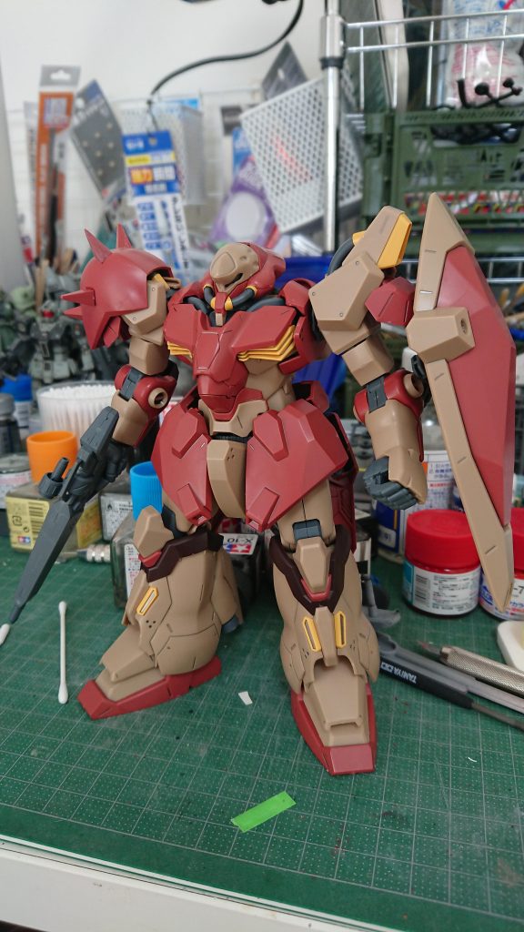 素組後の重量感に感動している画と、いつもの汚い作業台♪