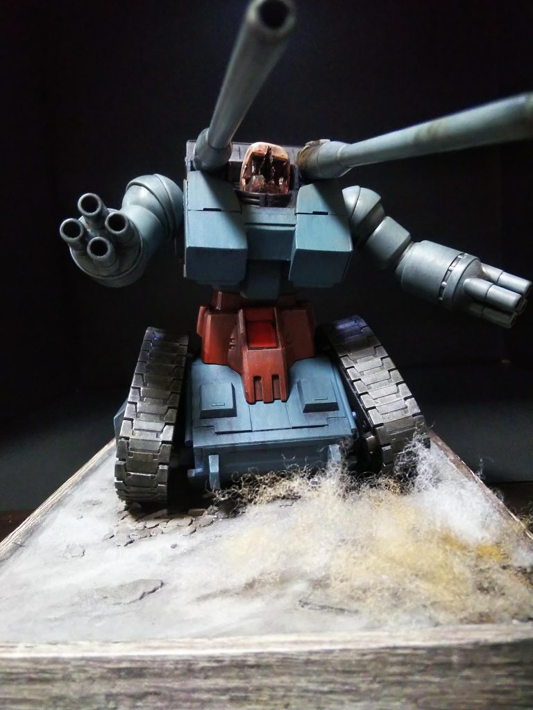 やられ役のガンタンク……グフカスタムの重量と衝撃の歪みを表現したく、胴体と履帯の角度を調整してます。上手く伝われば嬉しいのですが(笑)