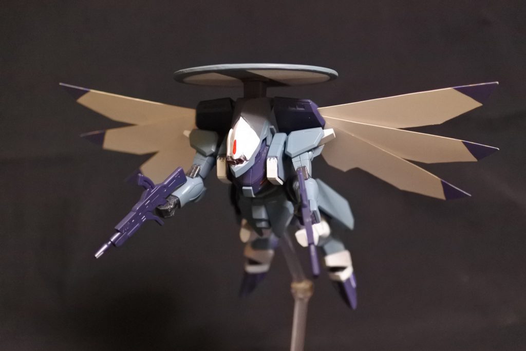 劇中イメージの飛行ポーズで。ゴーグルはGガンダムのビームソード発振口と、M.S.Gのモビルパイプから、レドームはランナー再成形プラ板からです。