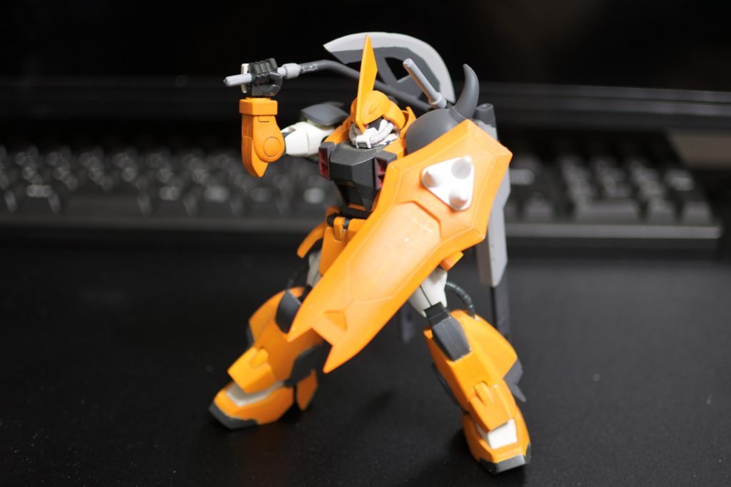 トマホークはランナーの切れ端とプラ板、鍔のみコトブキヤMSGのモビルパイプを通しています。切り欠いたポリキャップでバックパックにマウント、抜刀可能です。