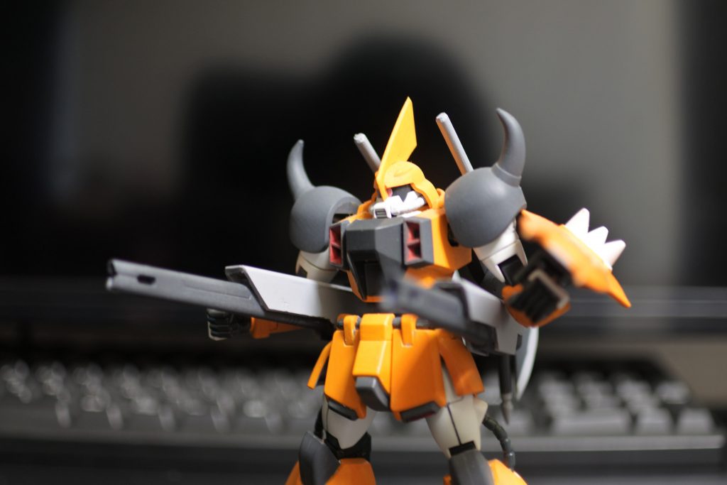 レールガンはビルドブースターより。プラ板で囲って、背部と2軸接続をしているので、構えて角度調整が利きます。