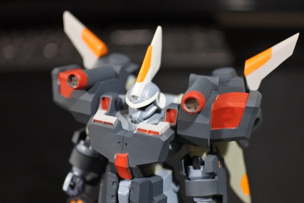 肩部のガトリング砲は内部まで設計しています。