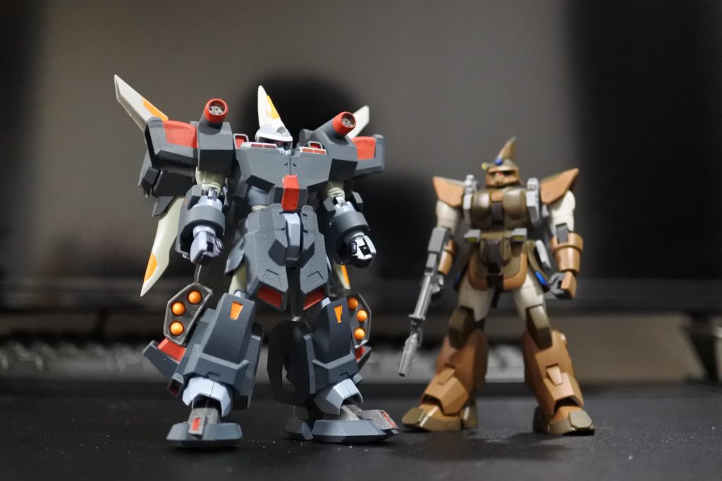 ジンオーカーと比較すると、ボリュームの差が歴然です。全て外せるように作っているので、HGへの着せ替えも可能です。