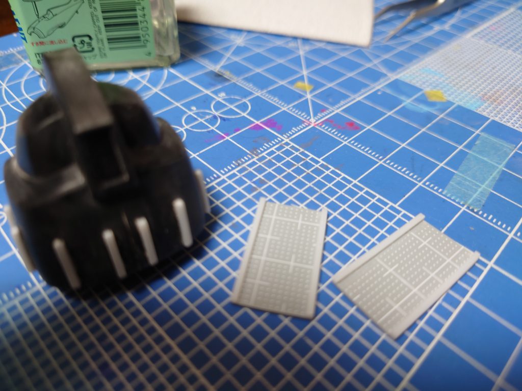 頭部のプラ棒の横のプラバンパーツは、次の画像の肩パーツのサイドの横部分黄色いパーツになります。