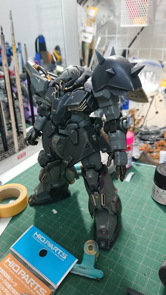 いつもの汚い作業部屋で、深夜、穴を開けては金属パーツを埋め込み(フフフフフ...)と独りほくそ笑む画...