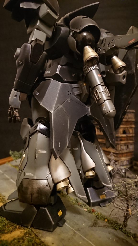 艶消し、全艶、五分艶と塗り分けたつもりですが、こう見ると良くわかりません♪バーニアは例の金属パーツを装着しましたが、重くていつも下を向いてしまいます...