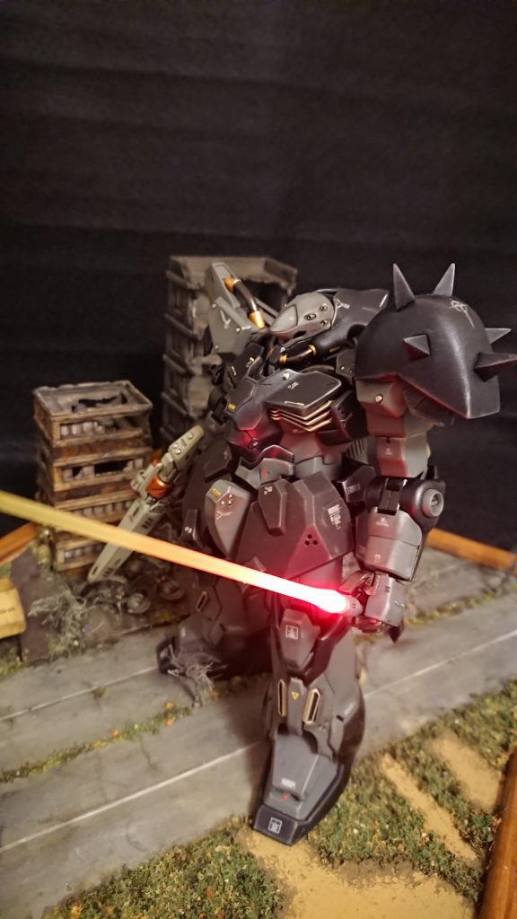 コトブキヤ?のLED付持ち手を、モデルに付属していたサーベルを加工して取り付けました。光らせて悦に入り、勿体ないので直ぐに消す使い方をしています....