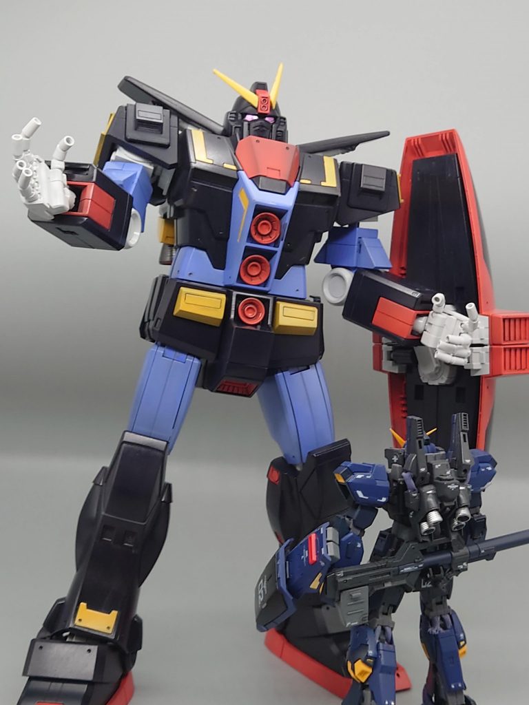 巨大さを比較するため、同スケールのガンダムマークⅡ ティターンズカラーと並べてみました!その圧倒的な大きさがわかりますね(笑)