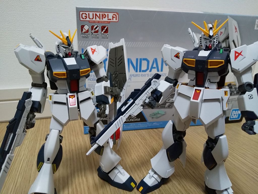 左がHGUC、右がEG。ほぼ同じ。デカールもほぼ同じにしました。