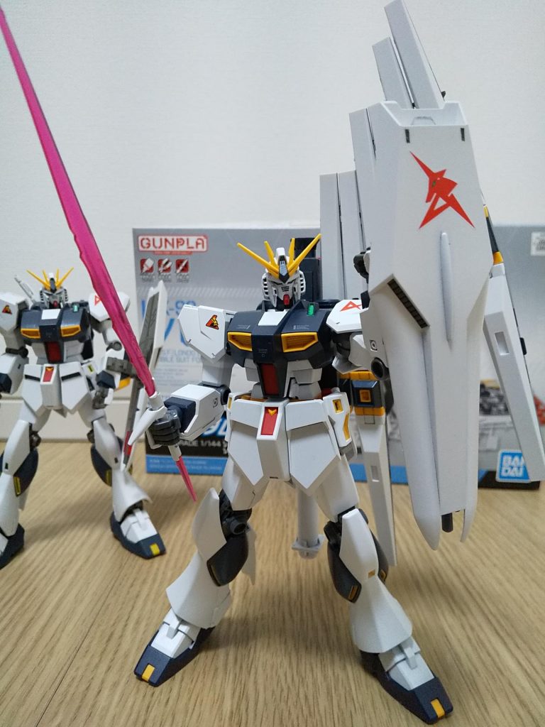 HGUCからフィン・ファンネルとサーベルエフェクトを拝借。金型は出来立てだからかエッジもビシッと立っており、非常によろしい表面です。色味も若干ですが、より白い感じです。色分けはEGの得意技。流石としか言いようがない。